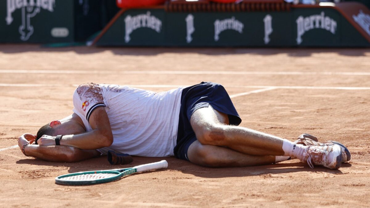 ‘Insane’ – Mensik fumes at playing conditions after French Open collapse